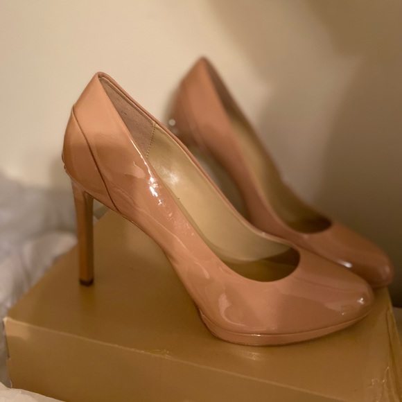 NWT Tan Patent Leather Michael Kors Pumps - Picture 5 of 7